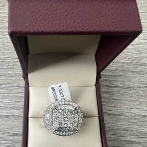 Ten karat (10k) white gold princess cut diamond (3 karats)